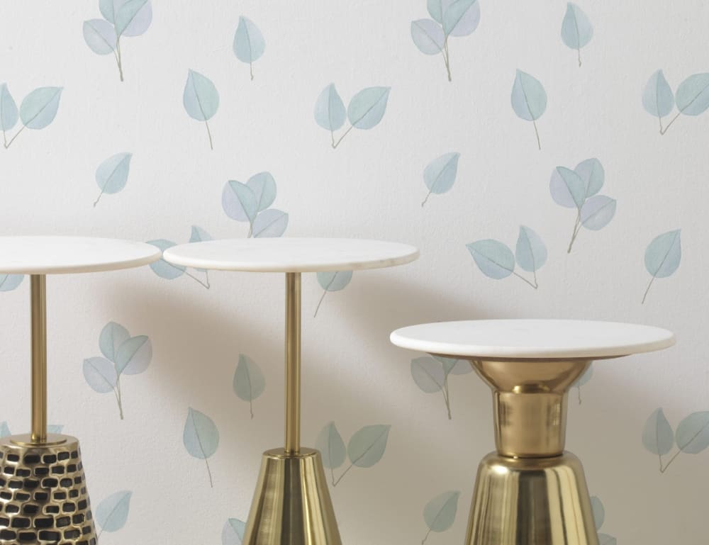 Table d'appoint avec base en métal doré et plateau en marbre blanc