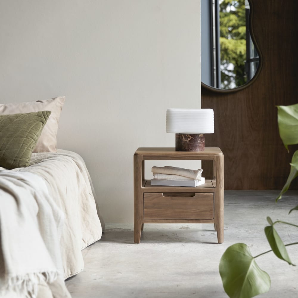 Tikamoon Nachttisch aus massivem Nussbaumholz mit einer Schublade style modern Braun