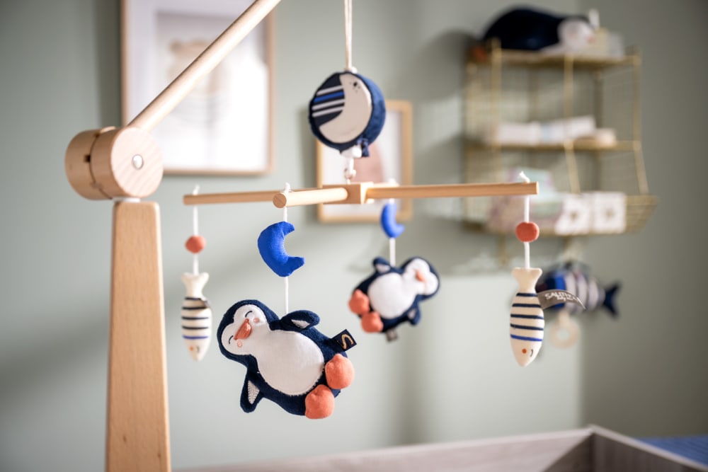Mobile musical en bois avec jouets pingouin