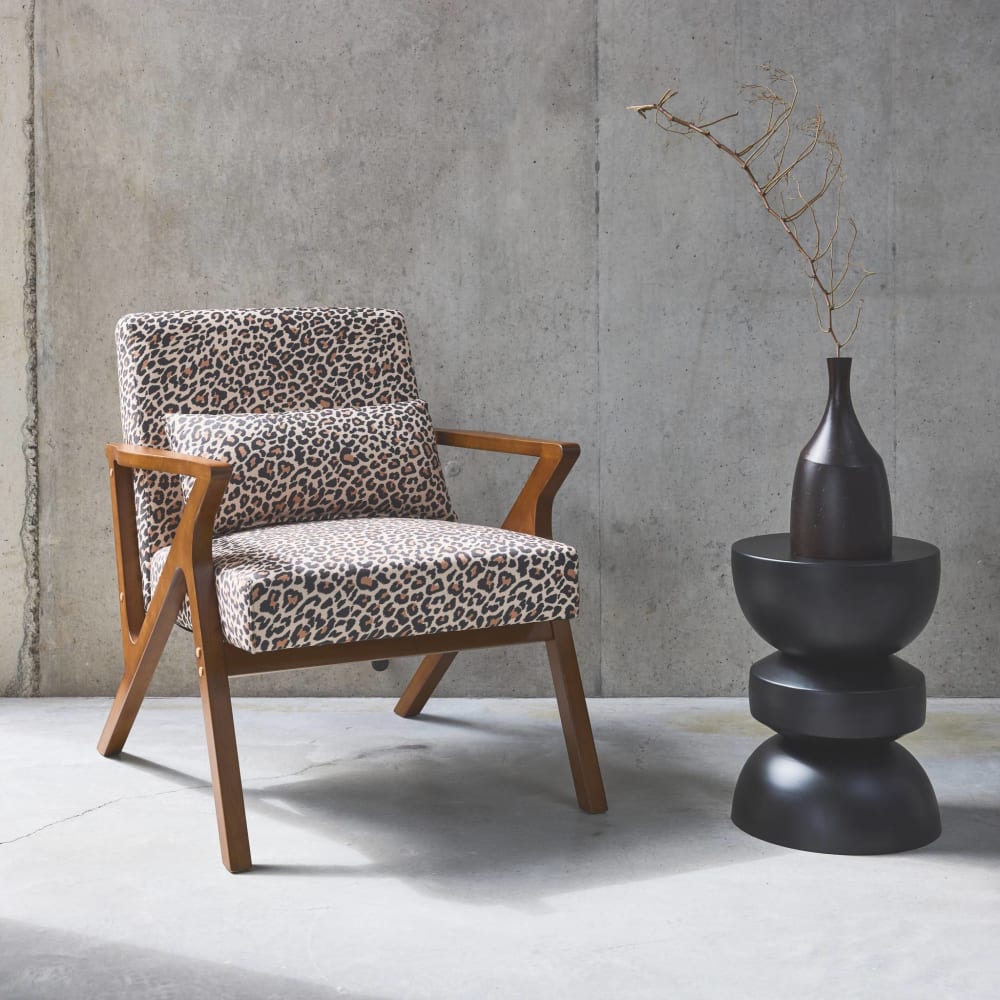 Fauteuil scandinave bois d'hévéa imprimé léopard