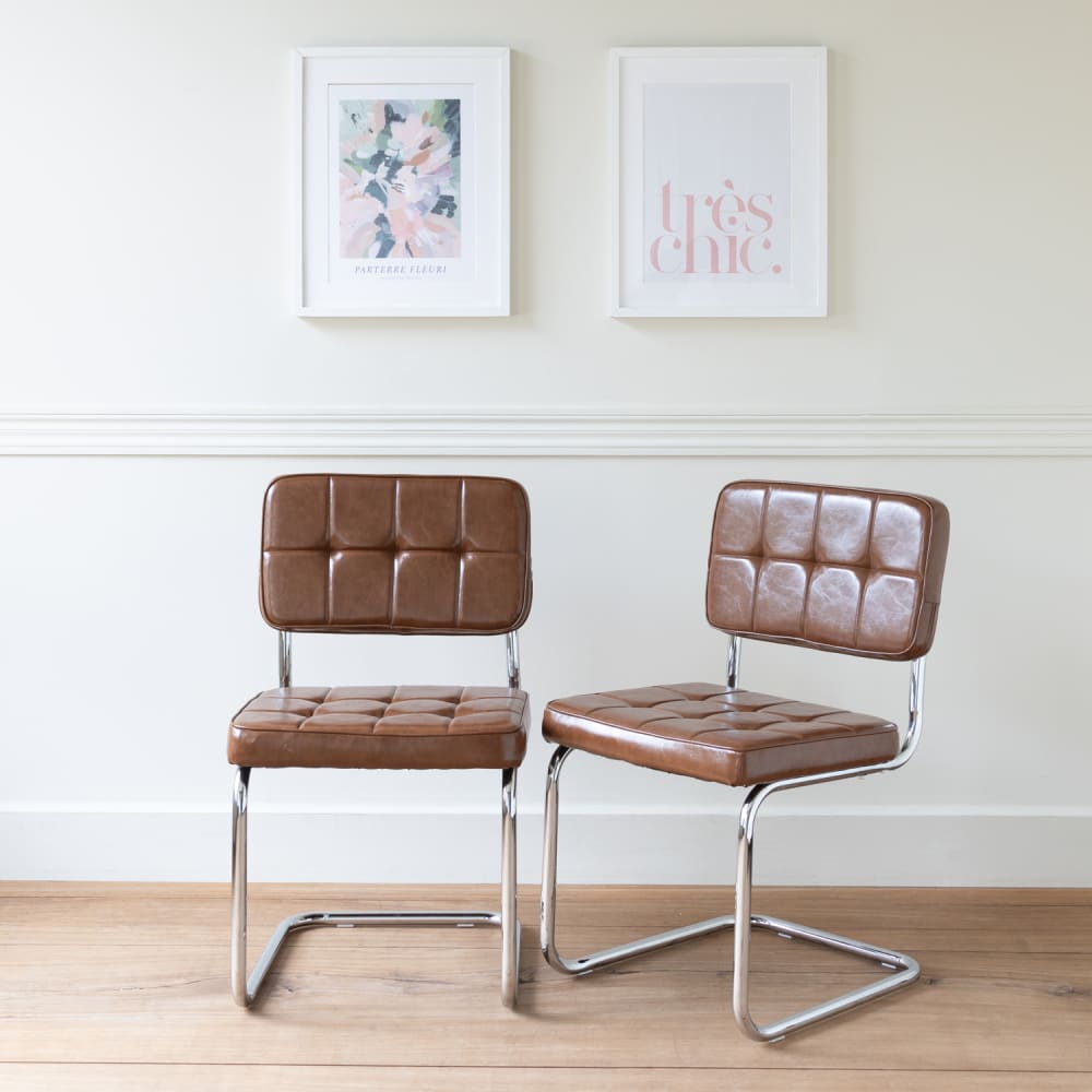 Lot de 2 chaises cantilever en simili marron, structure en acier gris — Beyit