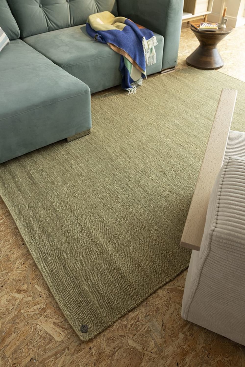 Tapis de salon fin en jute fabriqué à la main vert foncé 70x140 cm — vue 3