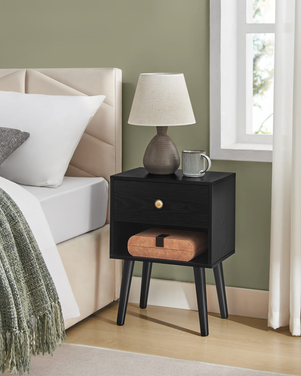 Table de chevet avec tiroir et compartiment ouvert pieds en bois noir - Maisons du Monde