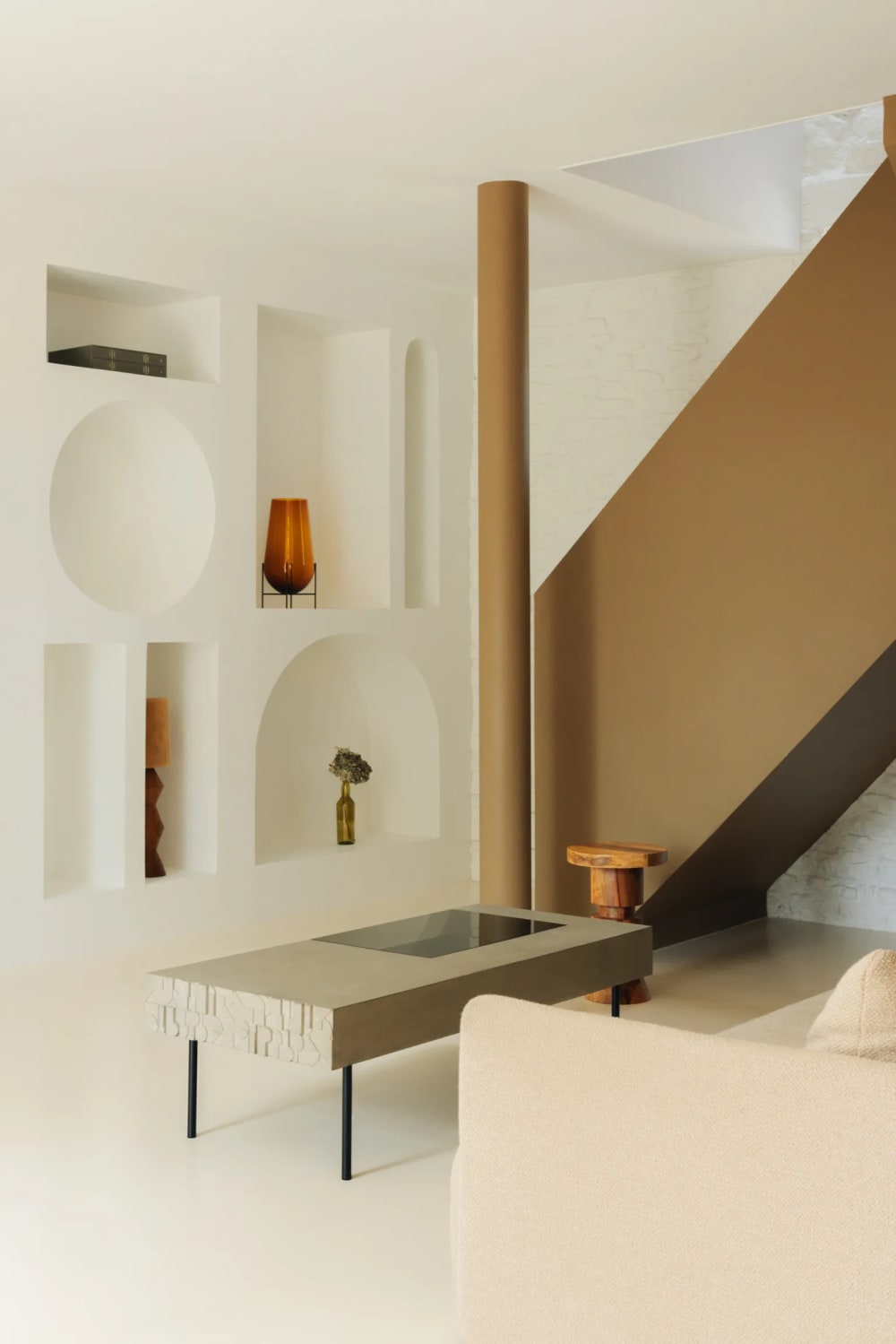 Table basse en béton gris, acier noir et verre trempé - 125x56cm