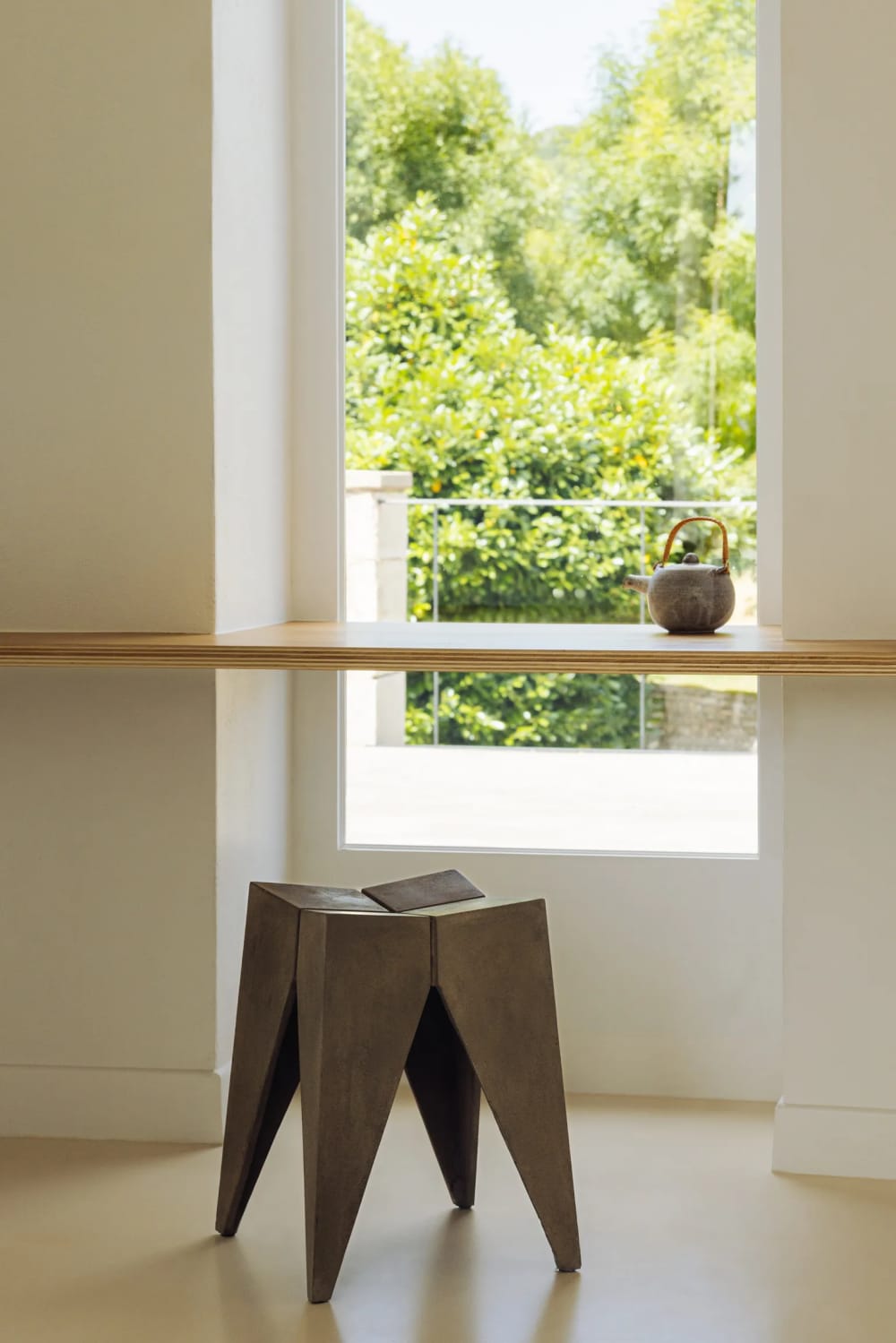 Tabouret design brutaliste en béton gris - 45x35cm