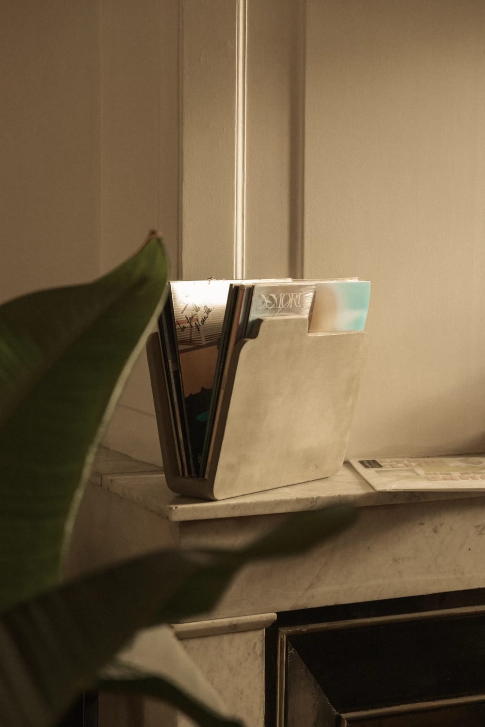 Porte revues/vinyles en béton gris - 35x20cm