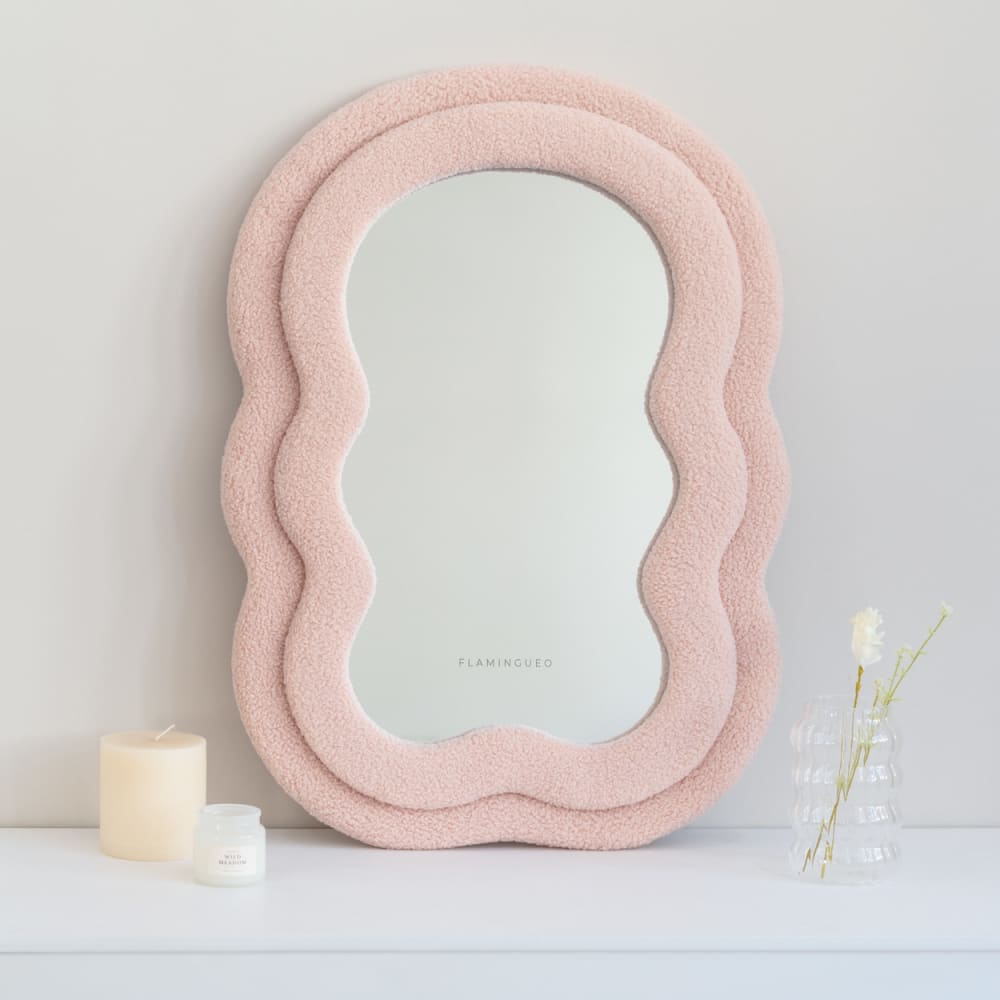 Asymmetrischer Wandspiegel mit Teddyfell 70x50x4cm Rosa - Maisons