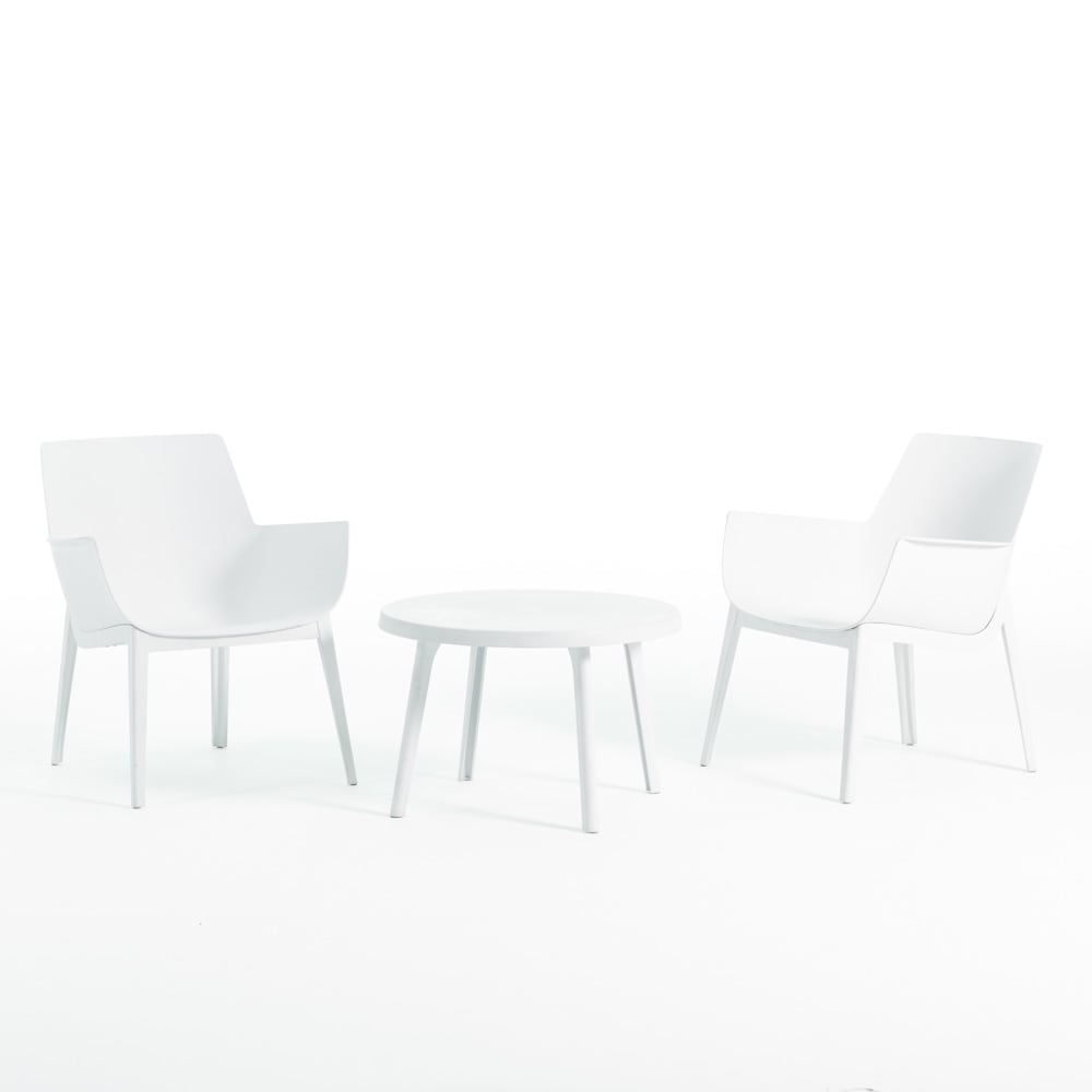 Ensemble d'extérieur composé de deux fauteuils et d'une table blanche