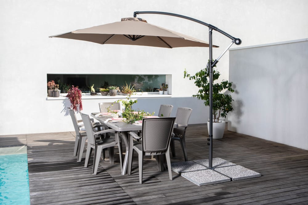 Ensemble table rectangulaire et 6 chaises en résine effet rotin taupe