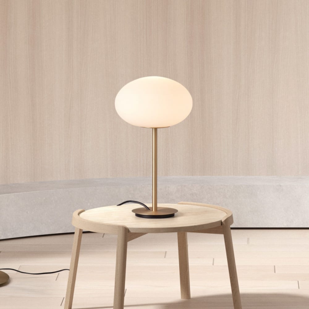 Lampe à poser laiton mat et globe en verre blanc - Maisons du Monde