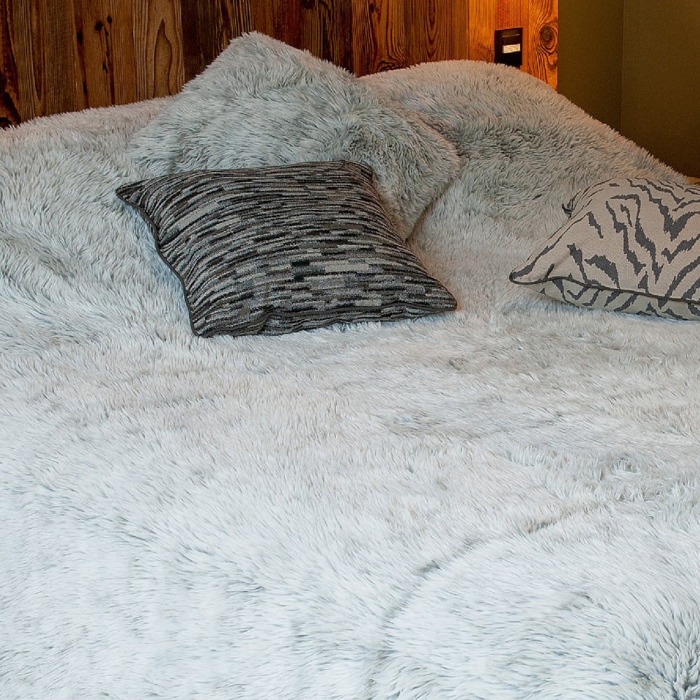 Jeté de lit imitation fourrure doux polyester gris 240x250 cm - Maisons du Monde