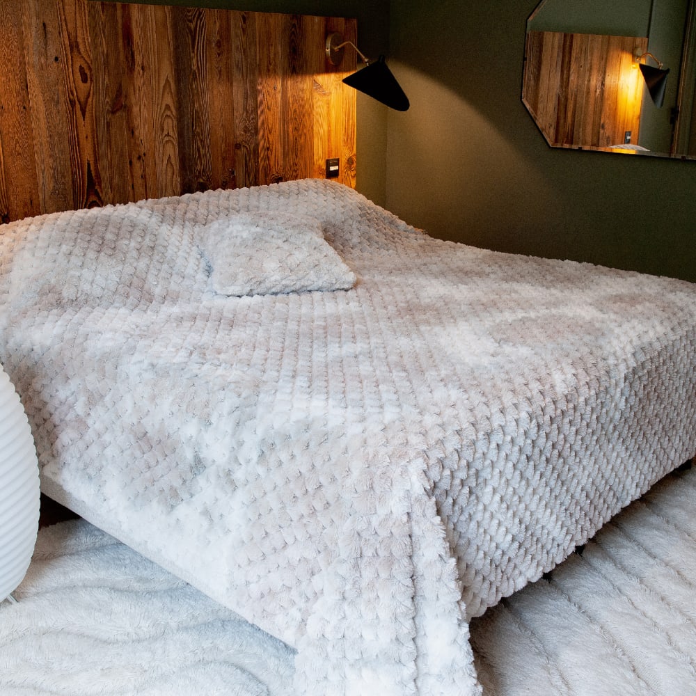Jeté de lit imitation fourrure avec relief géométrique polyester beige