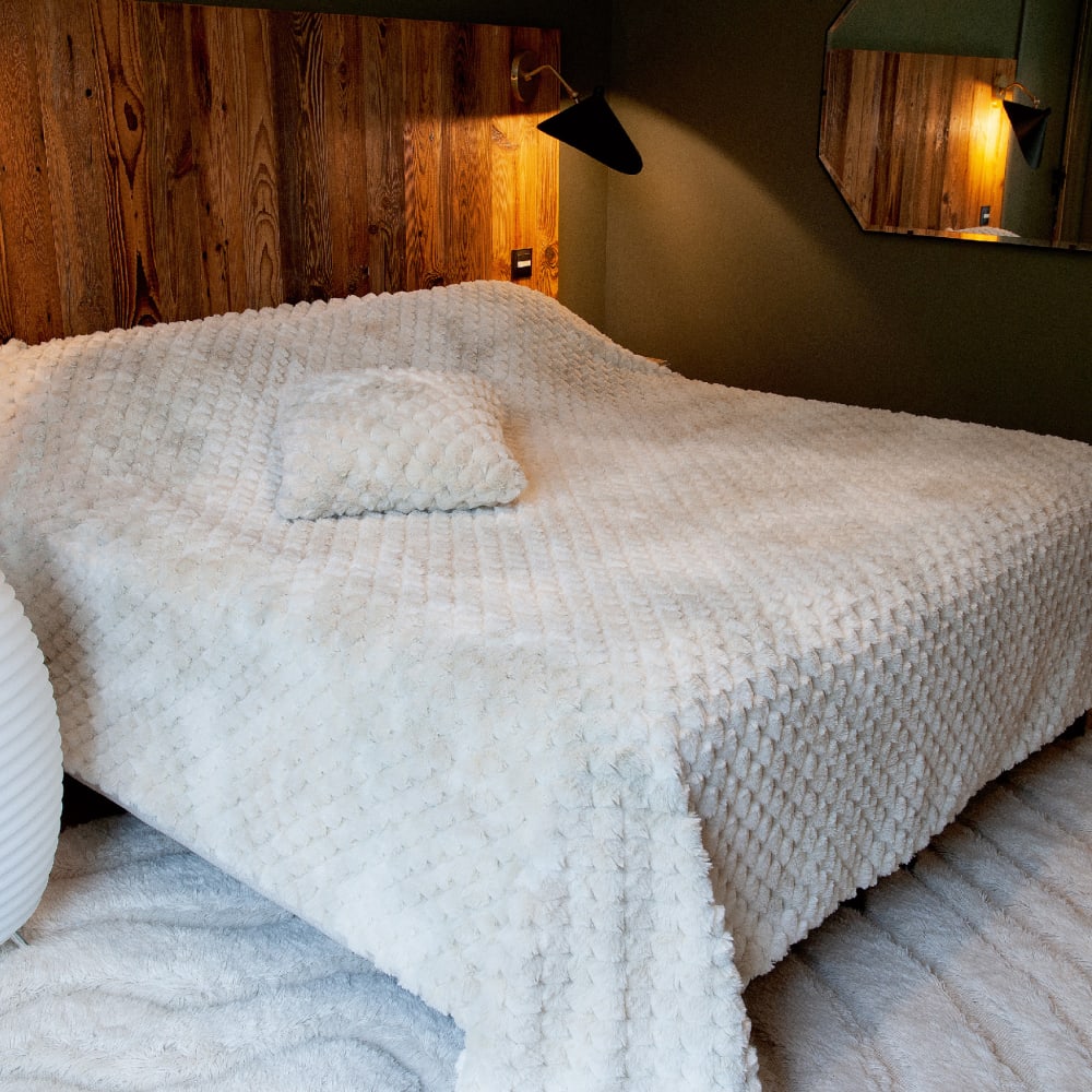 Jeté de lit imitation fourrure avec relief géométrique polyester blanc