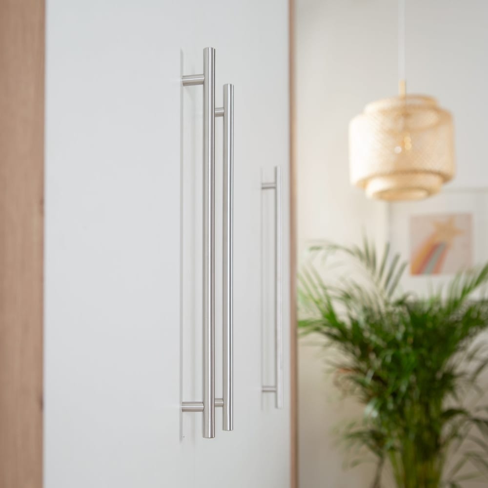 Armoire 3 portes blanche / effet chêne avec poignées métalliques - Maisons du Monde