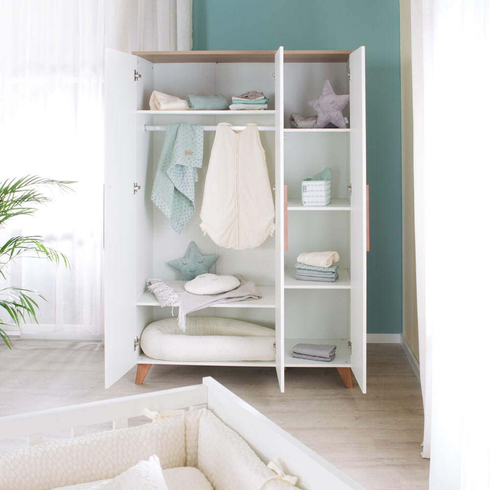 Armoire 3 portes blanche avec poignées et pieds en bois massif - Maisons du Monde