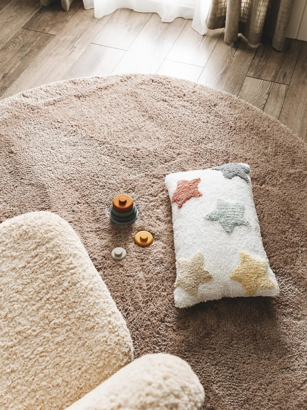 Tapis à poils longs taupe D 160 rond — vue 4