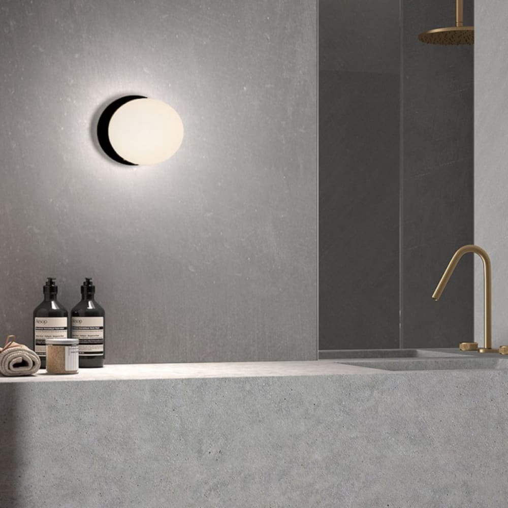 Applique salle de bain noir et globe opale - Maisons du Monde
