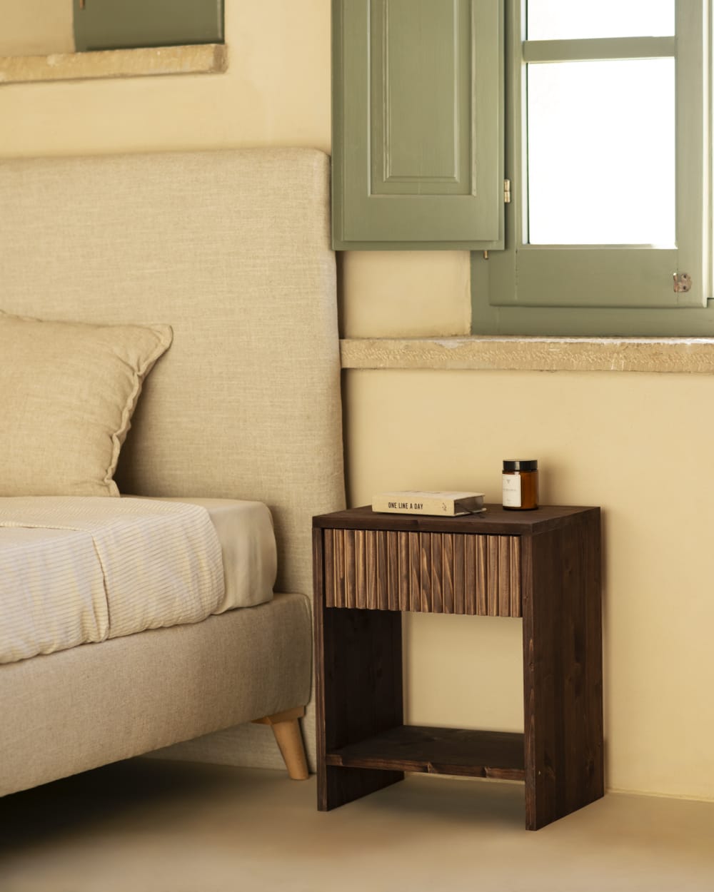 Table de chevet en bois avec un tiroir marron foncé 60x40cm - Maisons du Monde