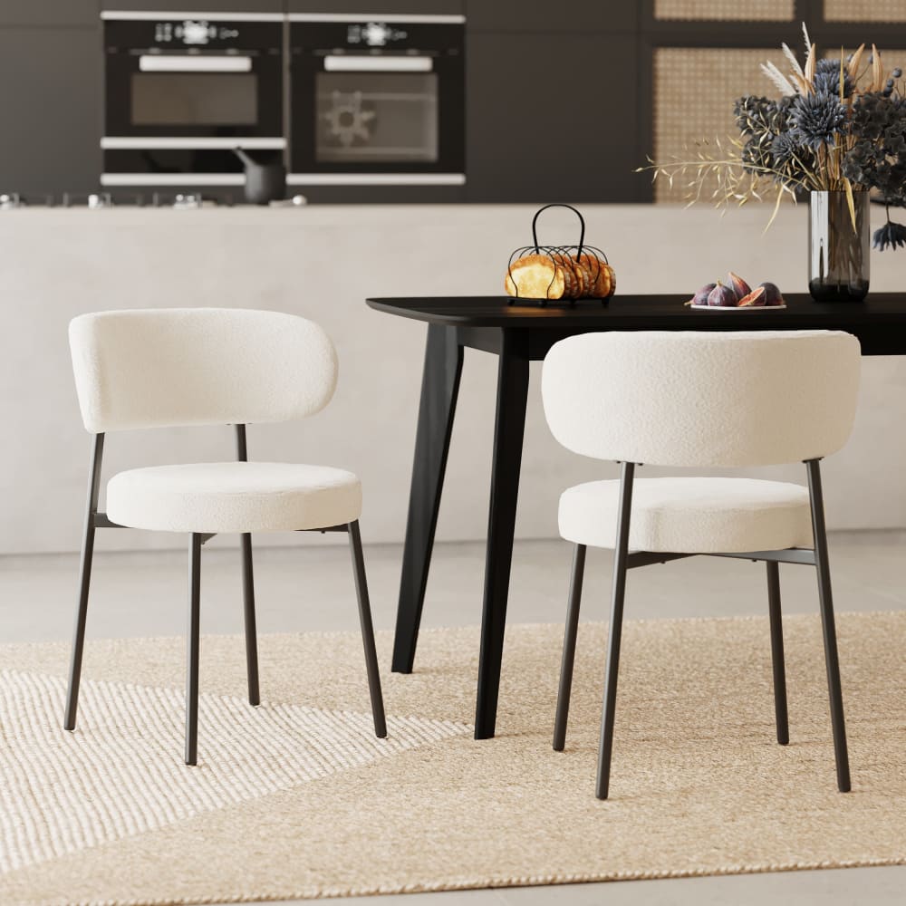 Set aus 2 Stühlen mit cremeweißem Bouclé-Stoff und schwarzen