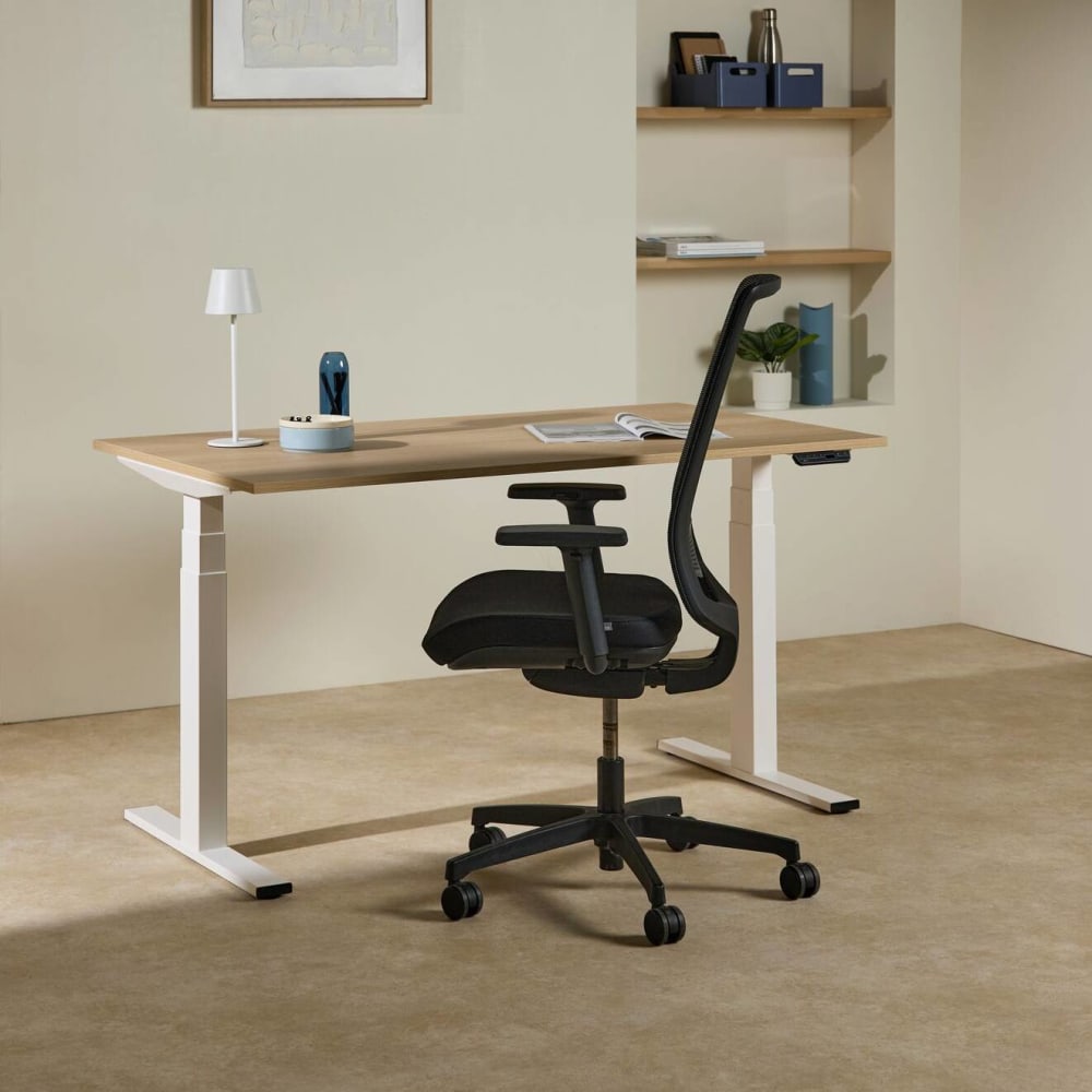 Bureau électrique plateau bois clair et pieds blanc 140 x 80 cm