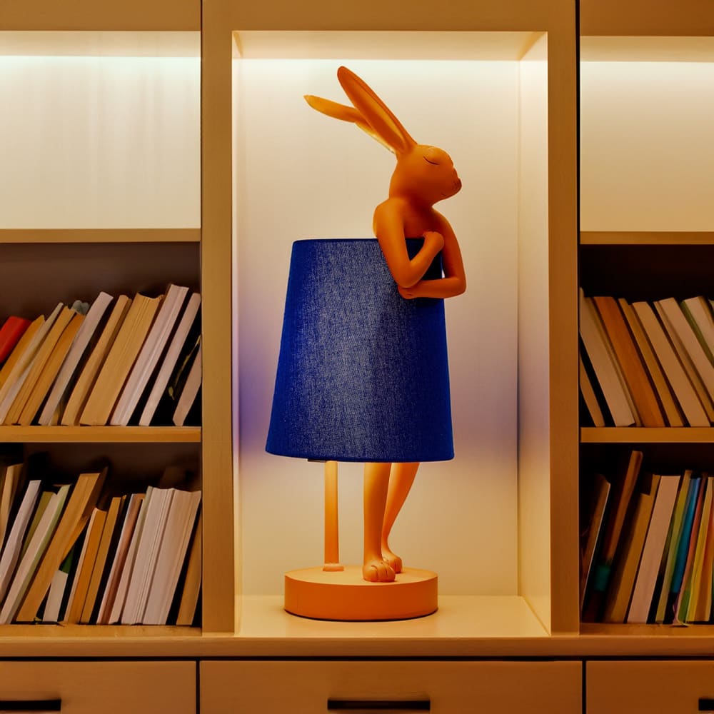 Tischleuchte Hase mit Leinen-Schirm, orange und blau, H50cm -