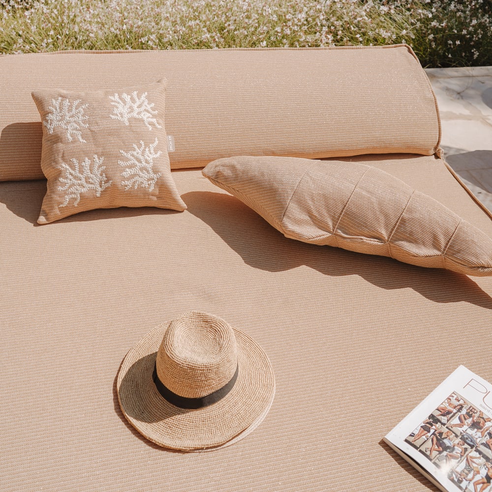 Pouf coquillage extérieur déhoussable en tissu effet raphia - Maisons du Monde