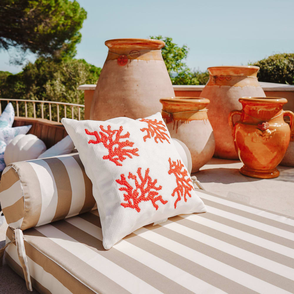 Coussin extérieur blanc broderie corail orange - Maisons du Monde