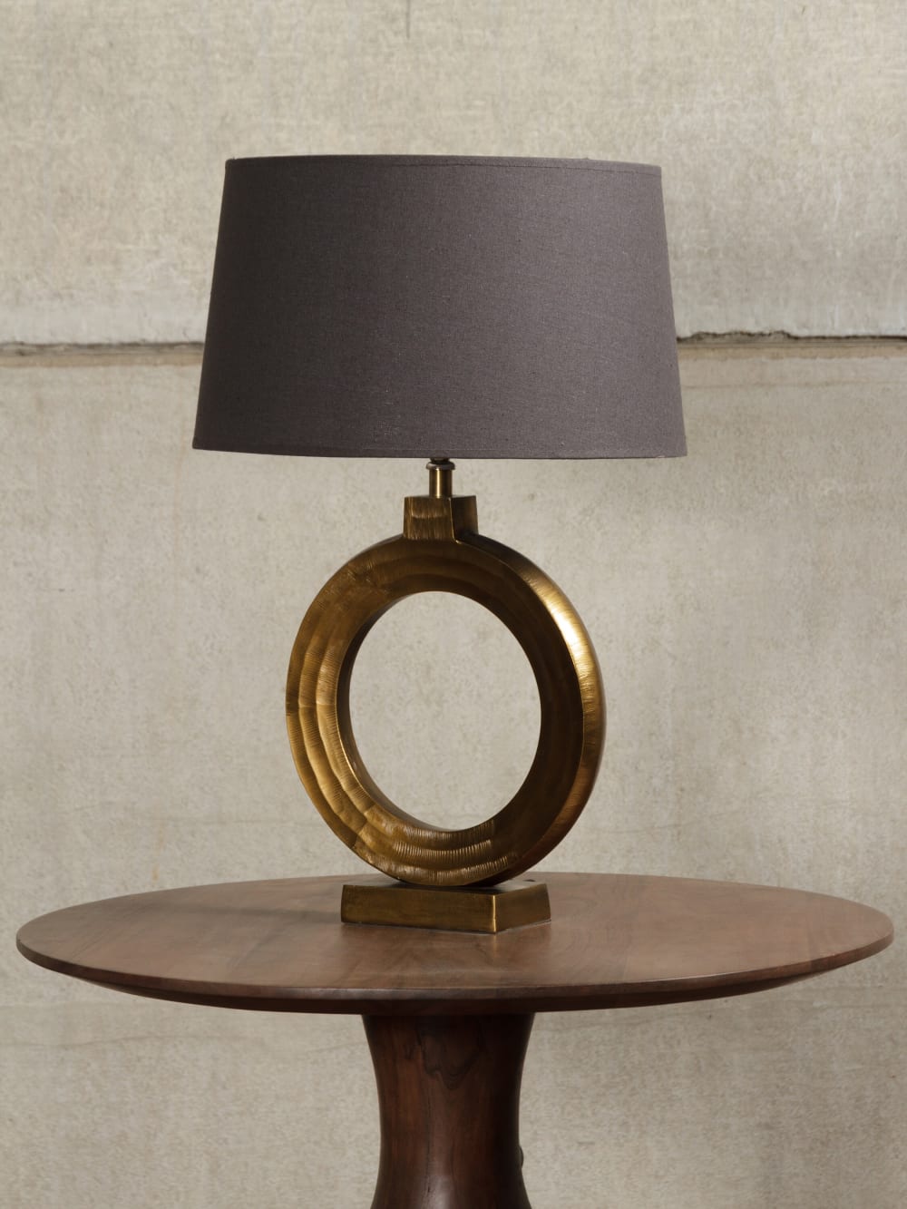 Lampe à poser en aluminium or — vue 3