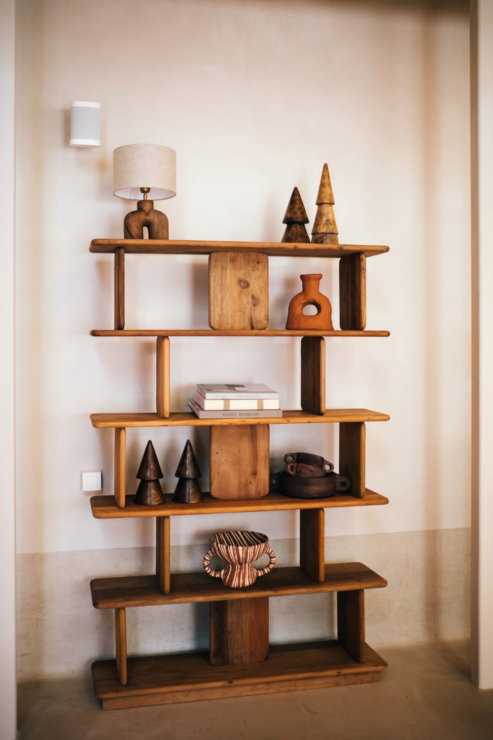 Lampe en bois marron — vue 3
