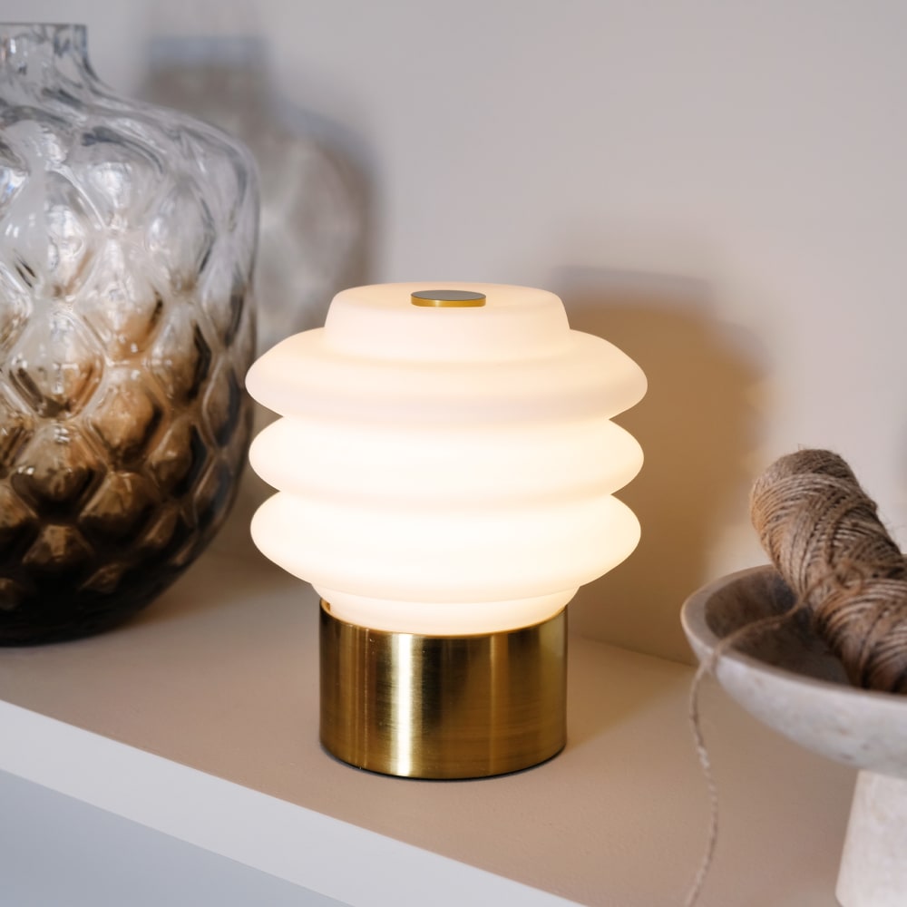 Lampe à poser en verre laiton rechargeable — vue 3