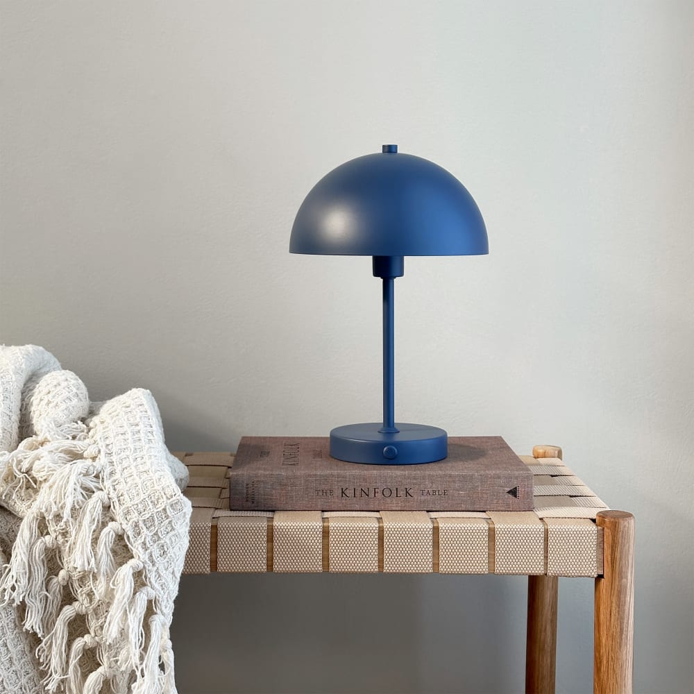 Lampe à poser en métal bleu indigo mat - Maisons du Monde