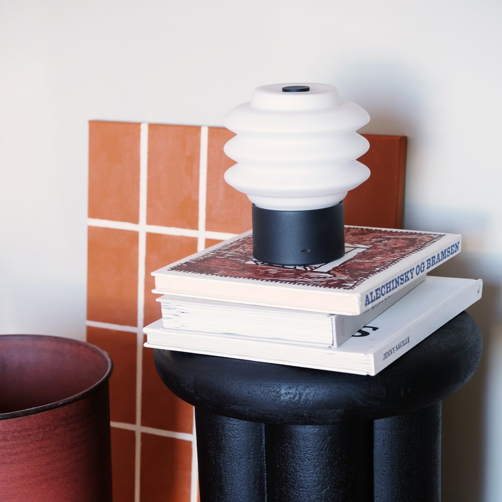 Lampe à poser en verre noir rechargeable — vue 3