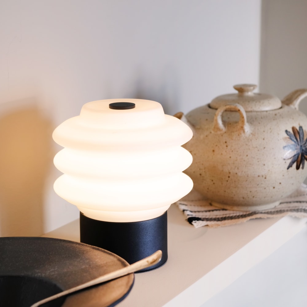 Lampe à poser en verre noir rechargeable — vue 4