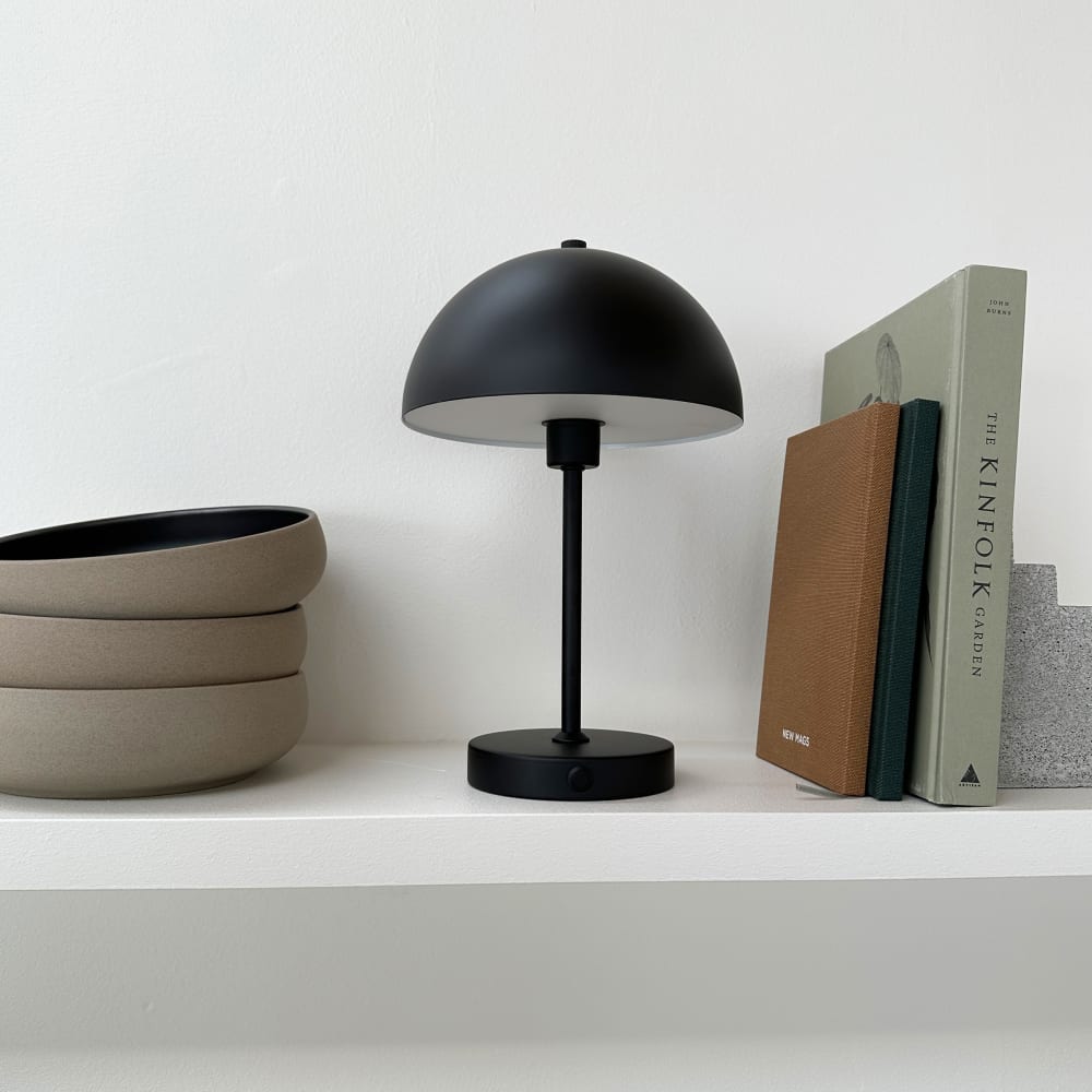Lampe à poser en métal noir mat — vue 3