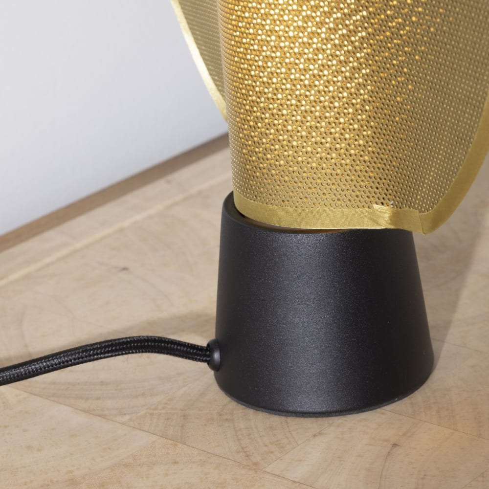 Lampe en métal noir et maille polymère dorée H40 cm