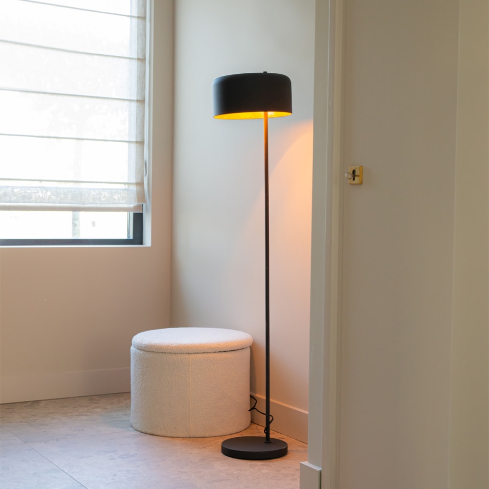 Lampadaire rétro noir avec intérieur doré — vue 3