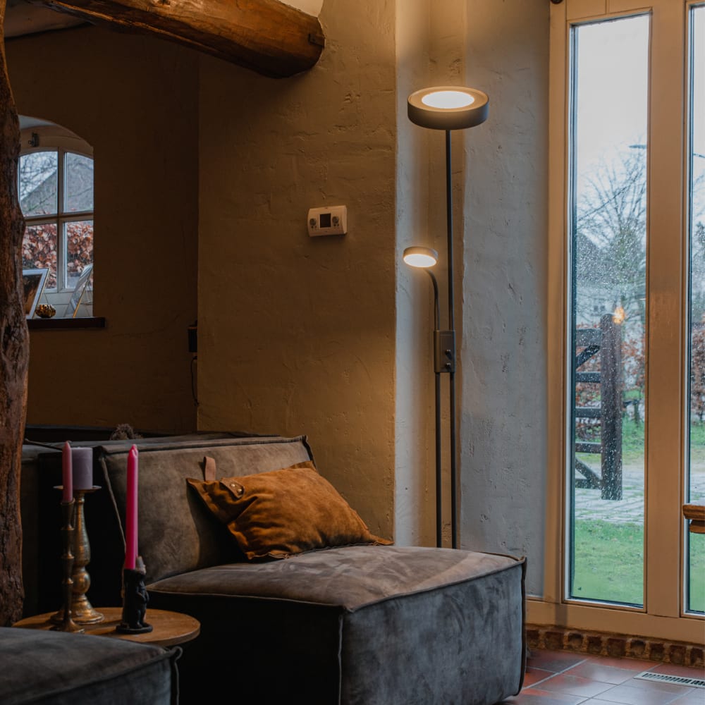 Lampadaire noir avec led et liseuse orientable — vue 3