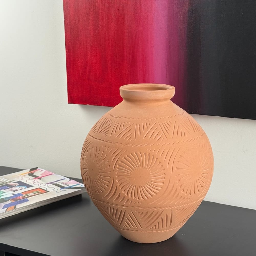 Vase décoratif en terre cuite avec motif h.29cm. - Maisons du Monde