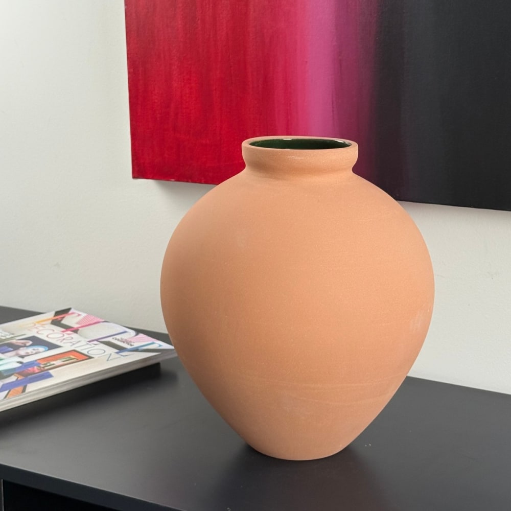 Vase artisanal en terre cuite - intérieur émaillé vert h.29cm - Maisons du Monde