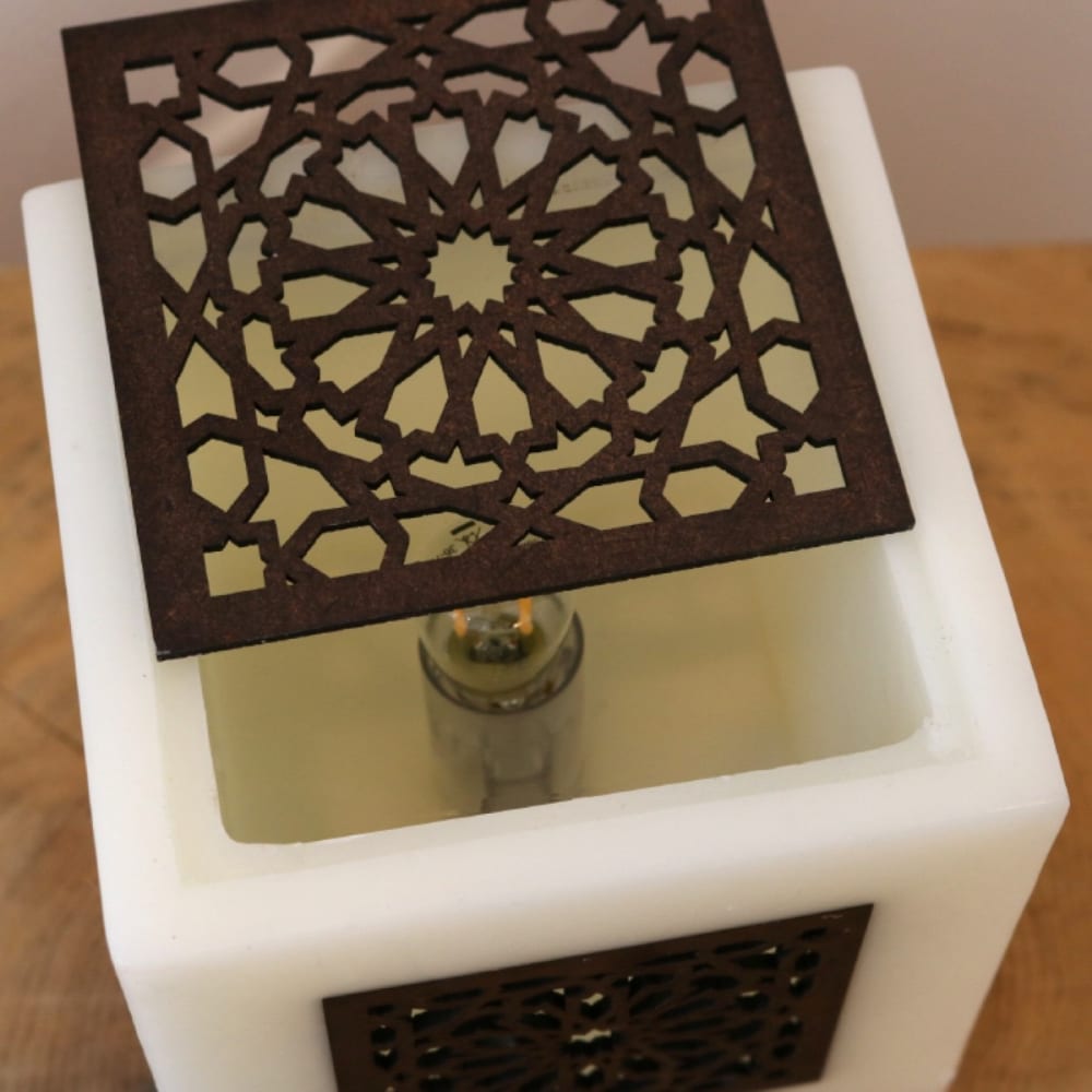 Lampe en cire naturelle motif arabesque ivoire h.15 cm — vue 3