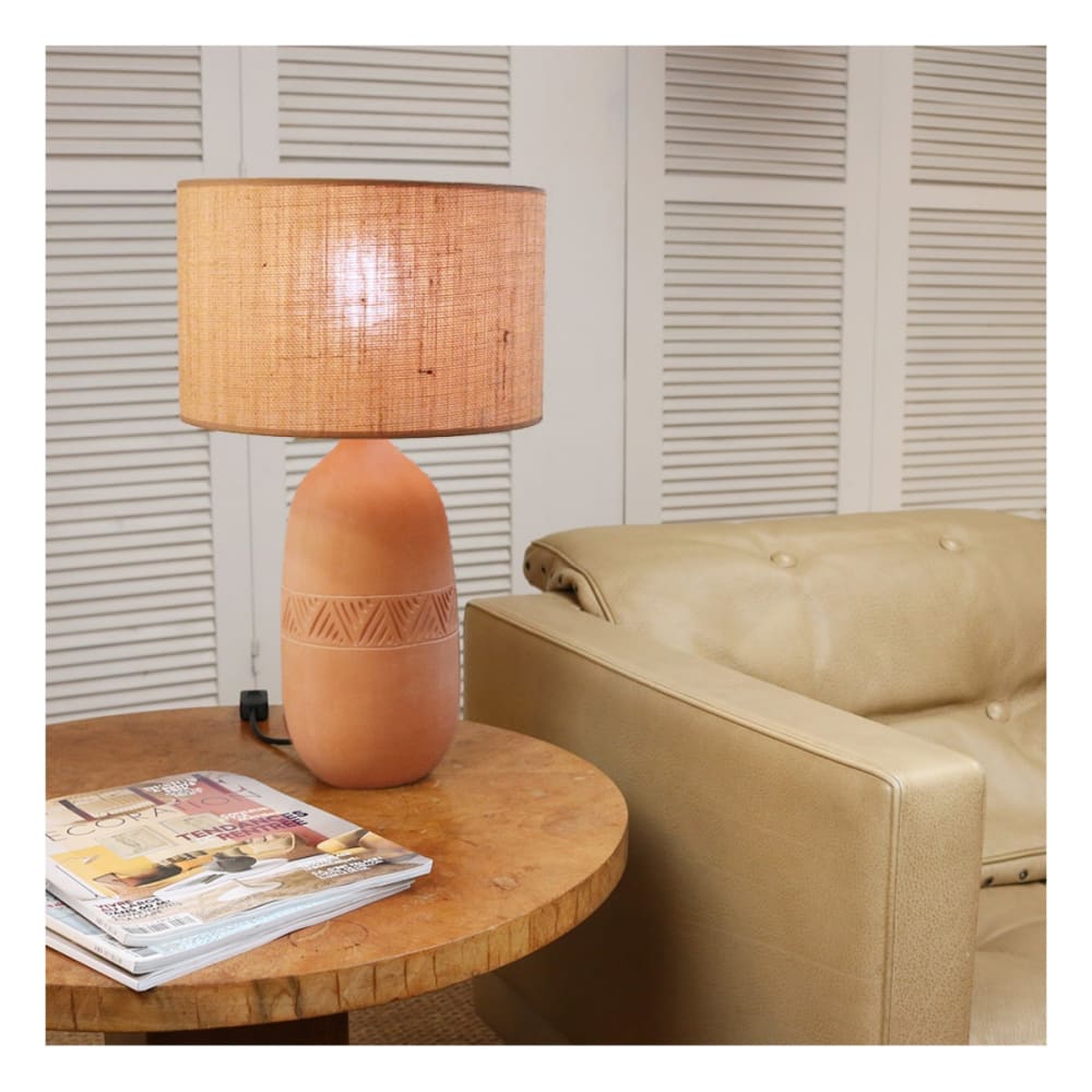 Lampe inca en terre cuite avec abat-jour jute naturel H. 47cm