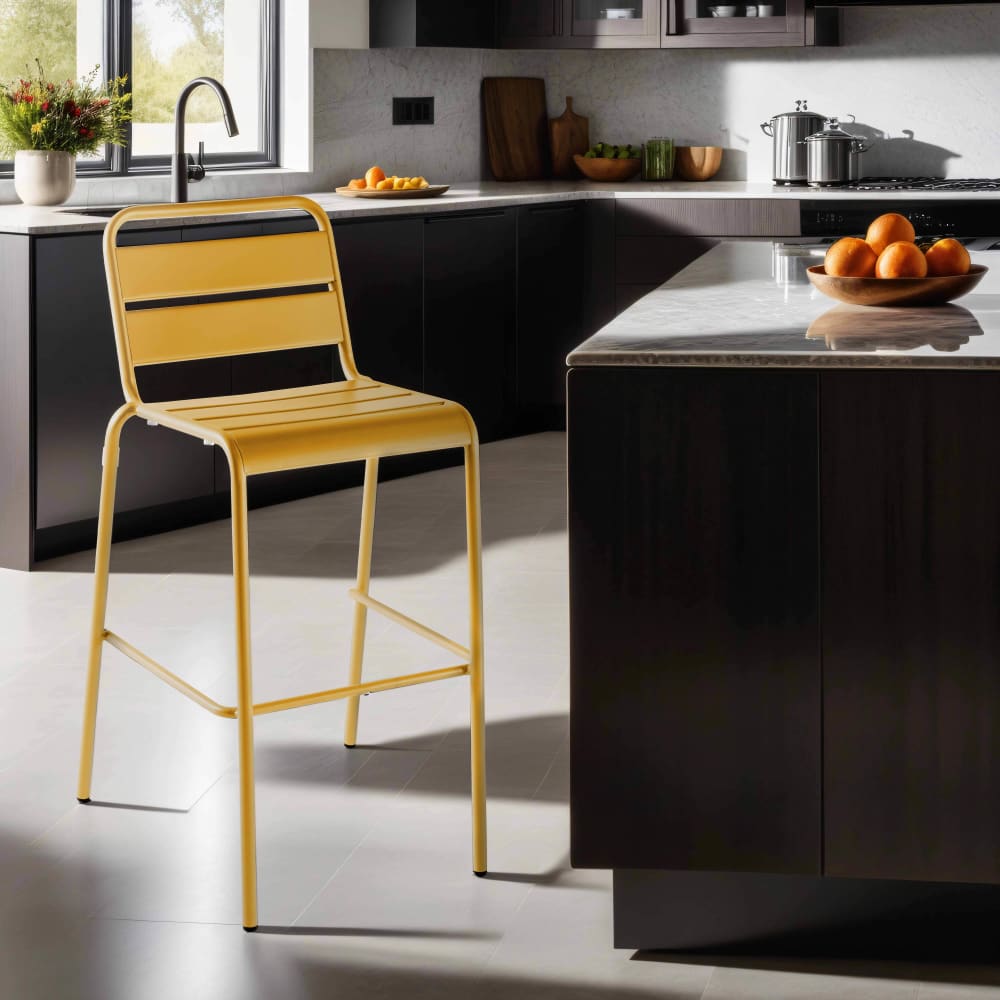 Chaise haute en métal jaune