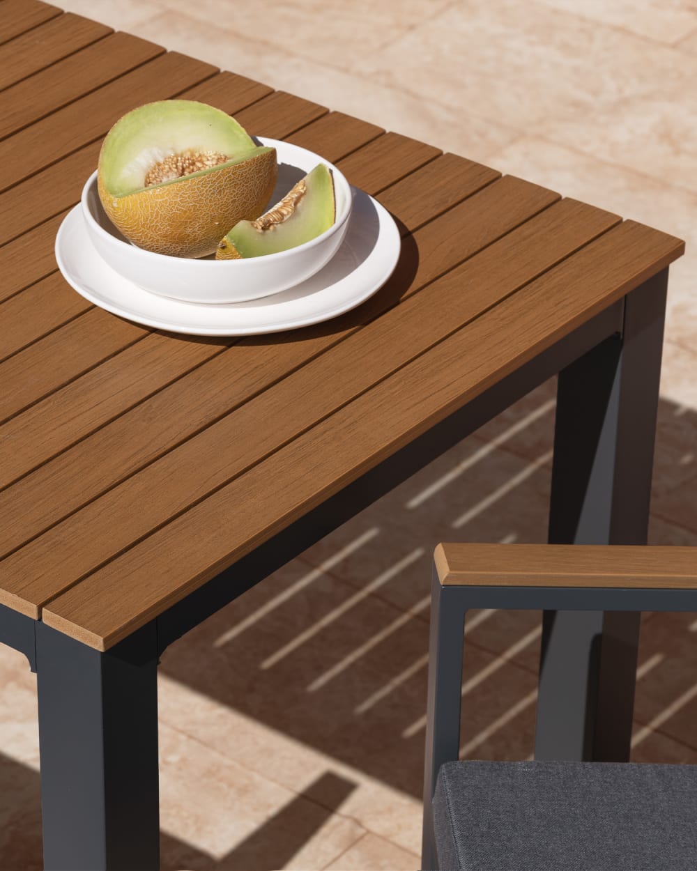 Set jardin table 130x70 et 4 chaises avec coussin en alum gris foncé - Maisons du Monde