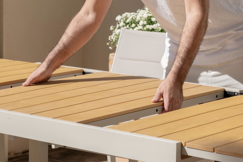 Table de jardin à rallonge beige 200/300x100 imitation bois - Maisons du Monde