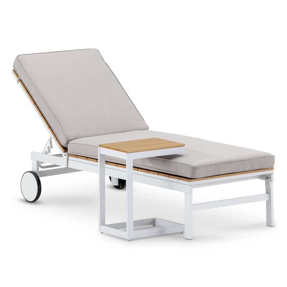 Chaise longue avec coussin et table alum blanc et lattes aspect bois