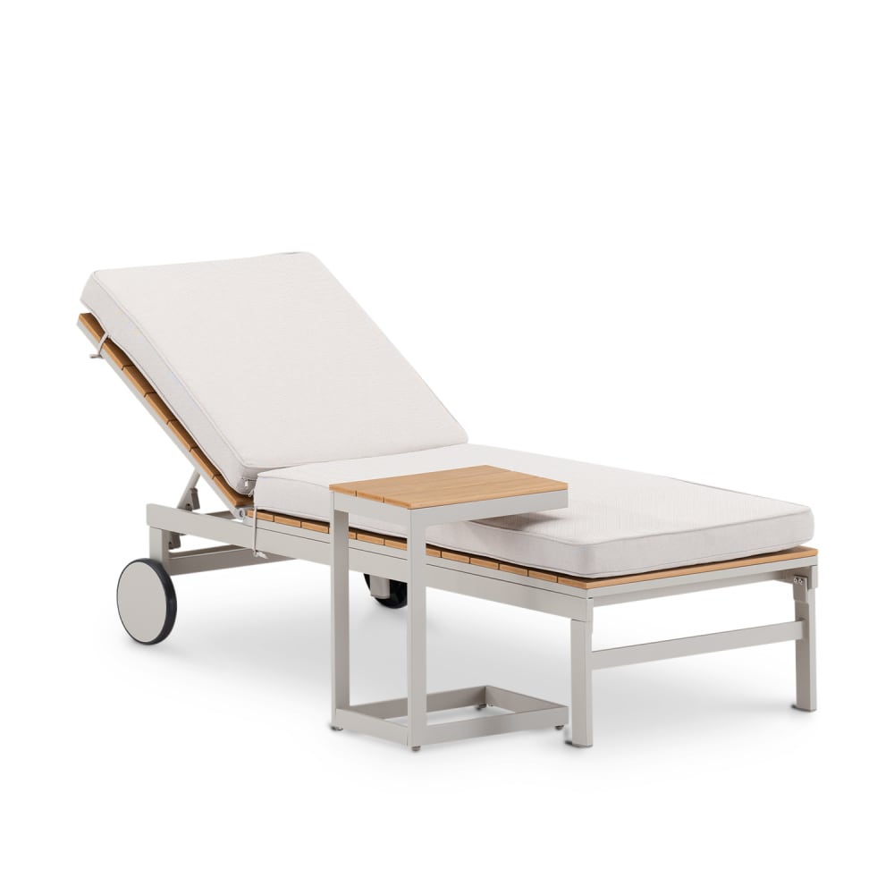 Chaise longue avec coussin et table alum beige et lattes aspect bois