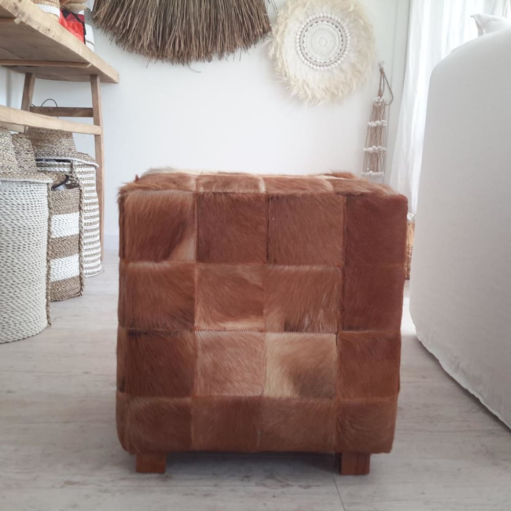 Tabouret carré en peau de chèvre, blanc et marron 45x 45 cm - Maisons du Monde