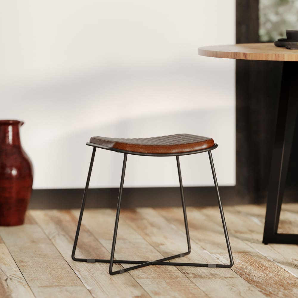 Tabouret en cuir marron et pieds en métal noir - Maisons du Monde