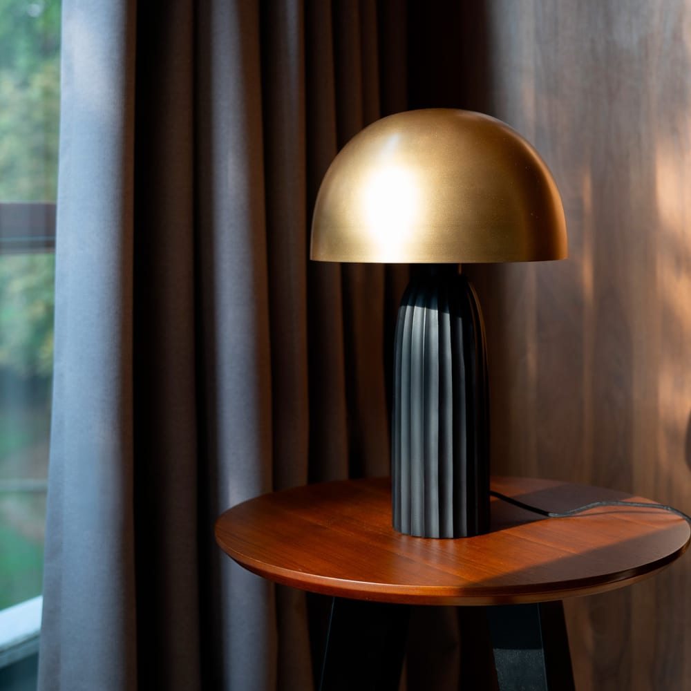 Lampe à poser en métal noir et doré — vue 3