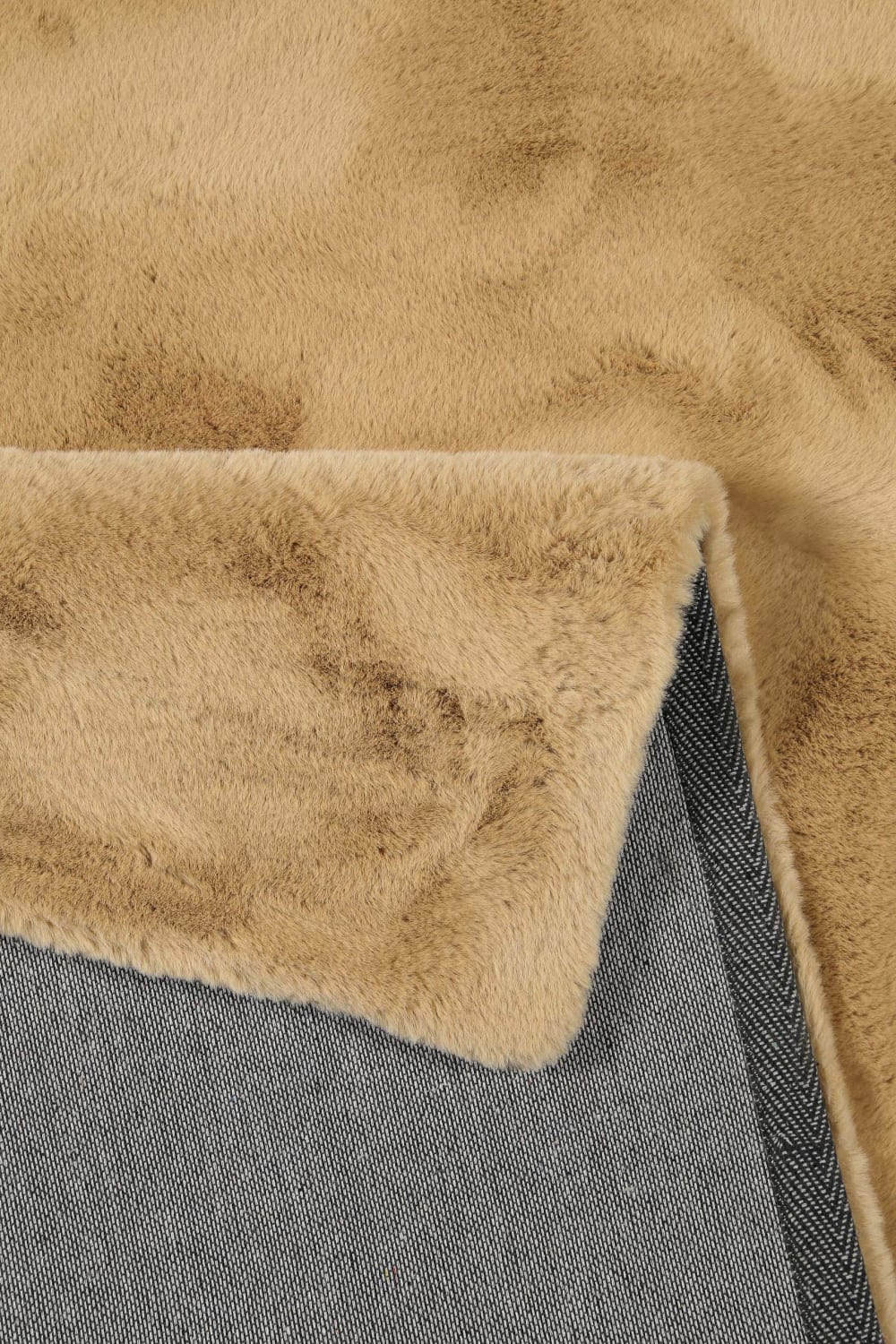 Tapis imitation fourrure lapin doux tufté beige caramel 200x200 — vue 4